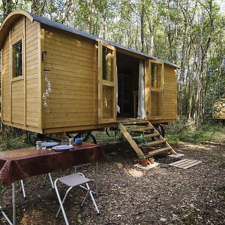 Lovely 2-Bed Shepherds Hut In A Forest Sougeres-en-Puisaye Ngoại thất bức ảnh