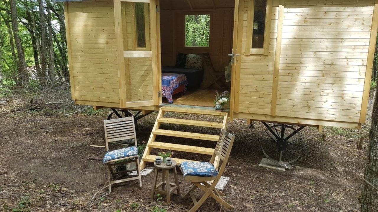 Lovely 2-Bed Shepherds Hut In A Forest Sougeres-en-Puisaye Ngoại thất bức ảnh