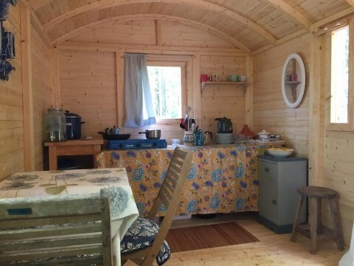 Lovely 2-Bed Shepherds Hut In A Forest Sougeres-en-Puisaye Ngoại thất bức ảnh