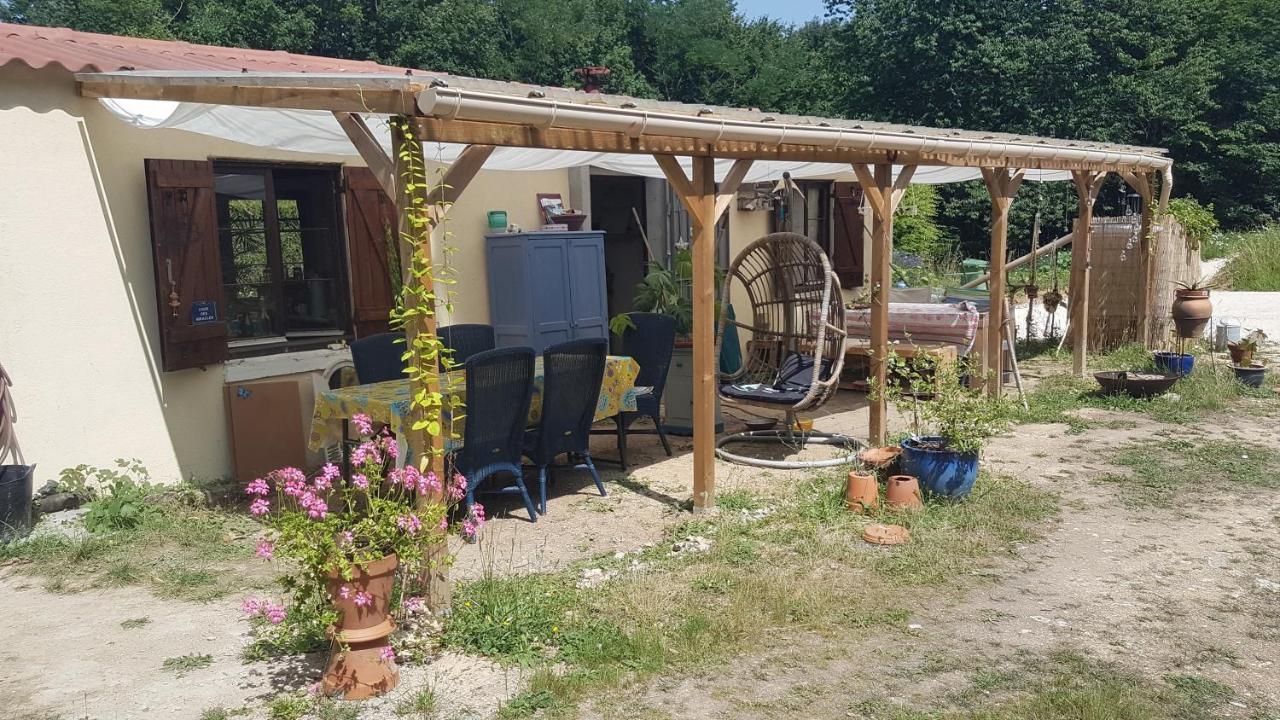 Lovely 2-Bed Shepherds Hut In A Forest Sougeres-en-Puisaye Ngoại thất bức ảnh