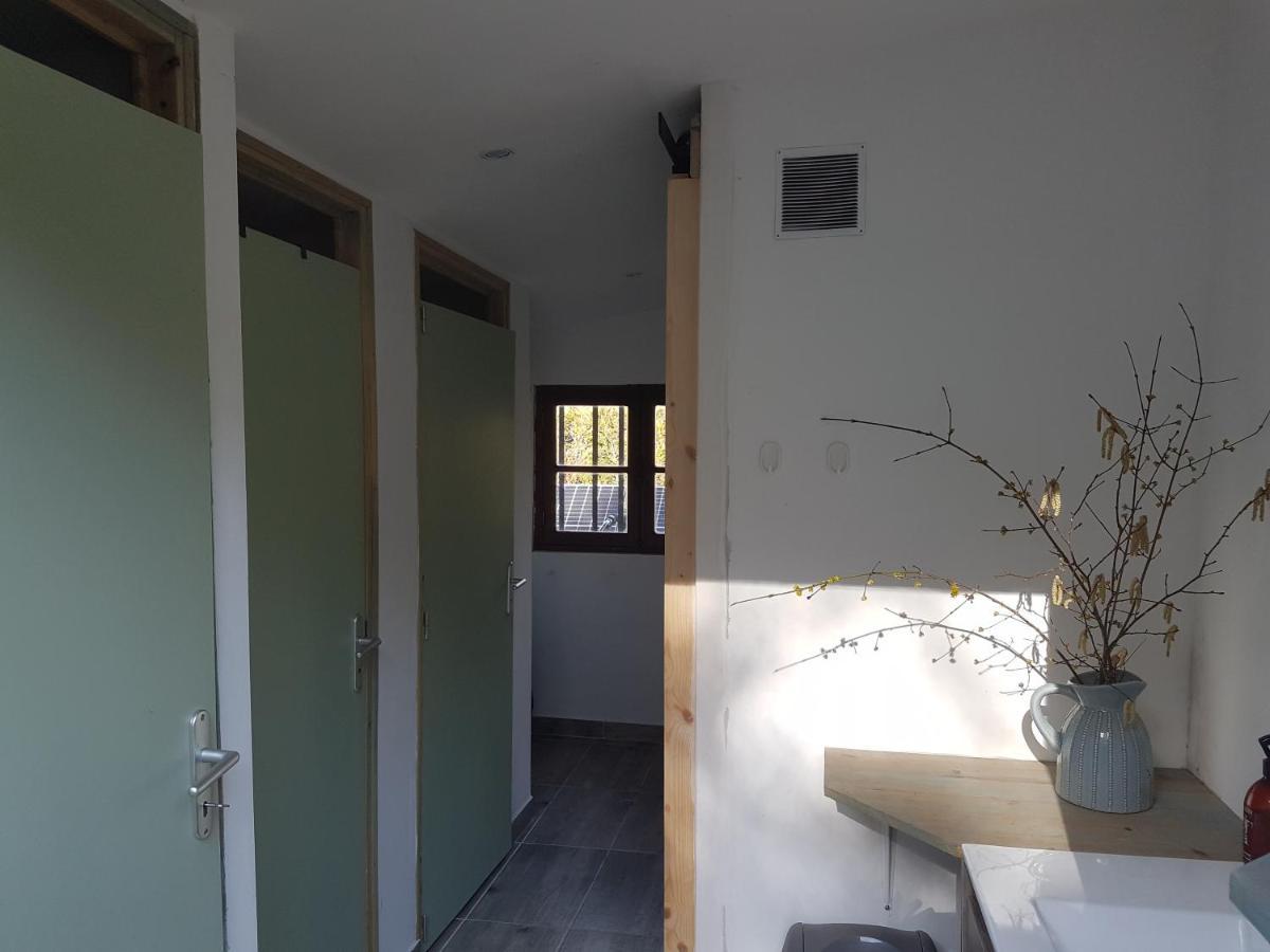 Lovely 2-Bed Shepherds Hut In A Forest Sougeres-en-Puisaye Ngoại thất bức ảnh